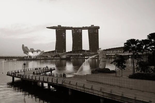 Suyun Üzerindeki Kentsel Binalarla Singapur Silueti — Stok fotoğraf