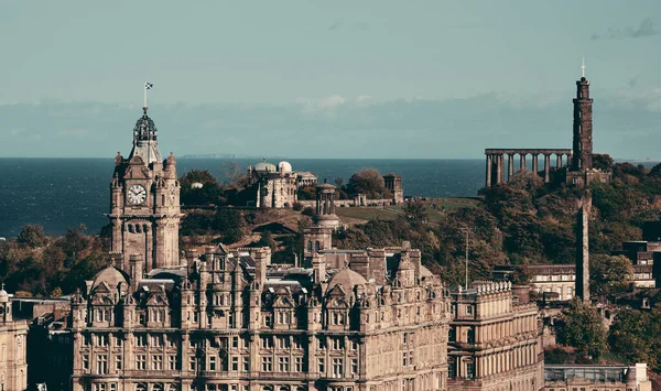 歴史的建造物があるエディンバラ市の屋上からの眺め イギリス — ストック写真