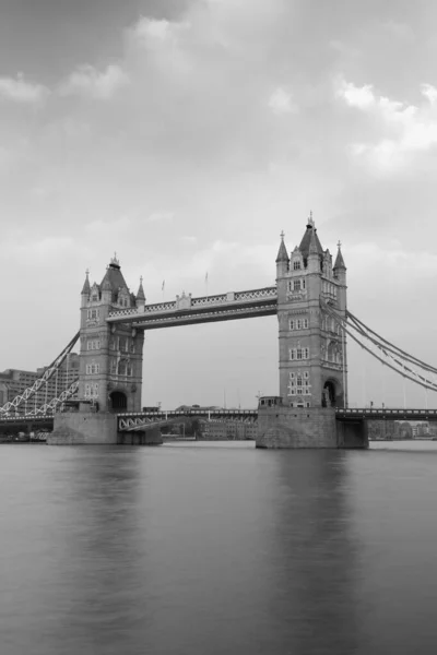 伦敦泰晤士河上的一座黑白相间的塔桥是著名的地标 — 图库照片