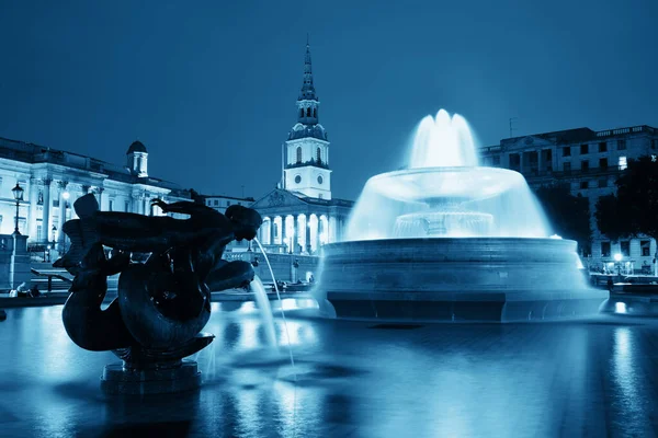 トラファルガー広場の噴水とロンドン ナショナル ギャラリーとの夜に — ストック写真
