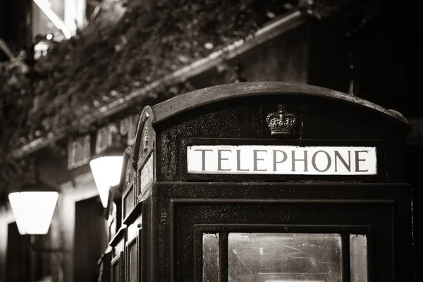 Budka Telefoniczna Ulicy Zabytkową Architekturę Londynie Czerni Bieli — Zdjęcie stockowe