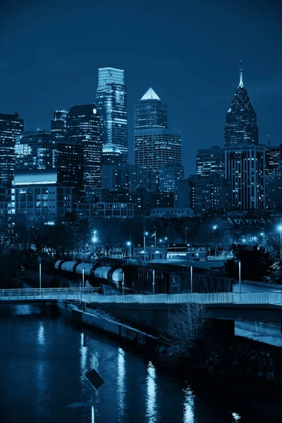 费城夜晚的天际线与城市建筑 — 图库照片