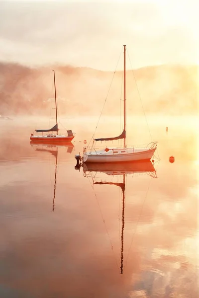 Boot Morgendlichen Nebelsee Bei Sonnenaufgang Mont Tremblant Kanada — Stockfoto