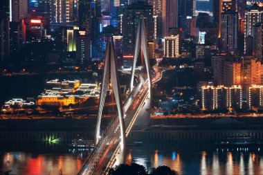 Gece Chongqing, Çin 'de köprü ve şehir mimarisi.