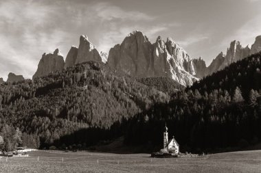 Kuzey İtalya 'da doğal pelerinli Dolomitler Kilisesi