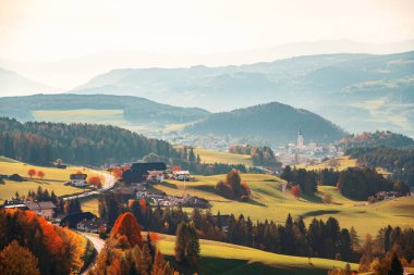 Kuzey İtalya 'da Dolomitlerdeki köy binaları