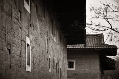 Fujian, Çin 'deki geleneksel Tulou binasının penceresi..