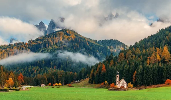 北イタリアの自然景観のドロマイト教会 — ストック写真