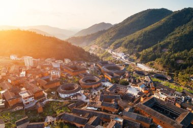Tulou hava görünümünü gün batımında, Hakka Fujian, Çin içinde benzersiz konutlar.