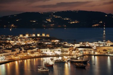 Yel değirmeni ve körfez Yunanistan 'ın Mykonos Adası' ndaki en ünlü şehir simgesi..