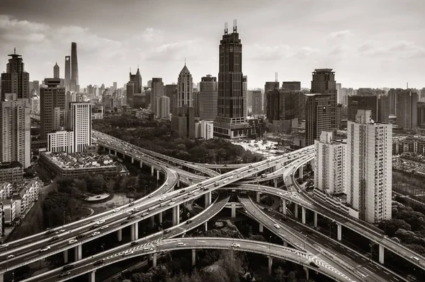 中国の交通量の多い上海延安路陸橋 — ストック写真