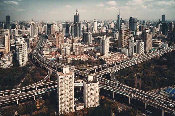 中国の交通量の多い上海延安路陸橋 — ストック写真