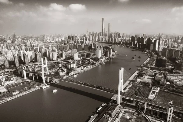 中国の交通量が多い黄浦川にかかる上海南浦橋 — ストック写真