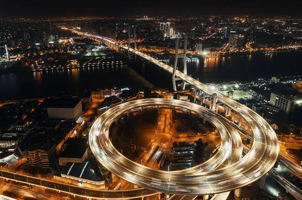 中国の交通量が多い黄浦川にかかる上海南浦橋 — ストック写真