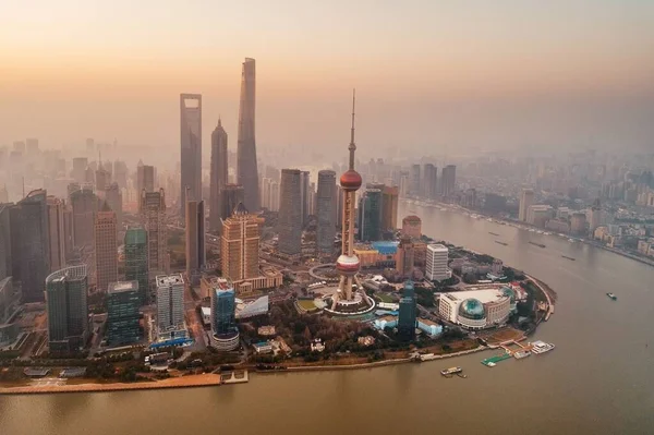 浦東ビジネス街と中国のスカイラインと上海市の航空ビュー — ストック写真