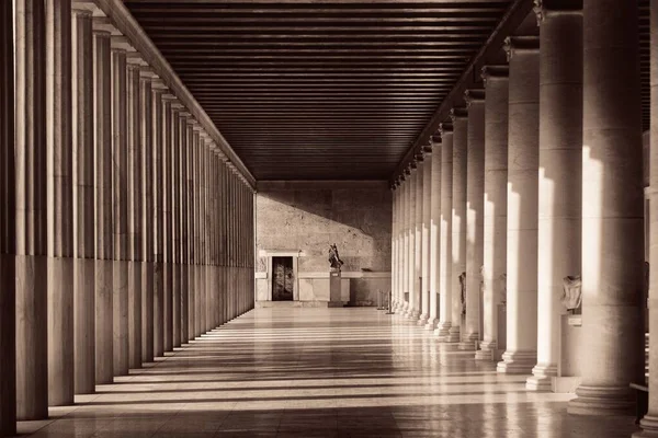 Στήλες Στον Εκθεσιακό Χώρο Της Στοάς Του Αττάλου Στην Αθήνα — Φωτογραφία Αρχείου