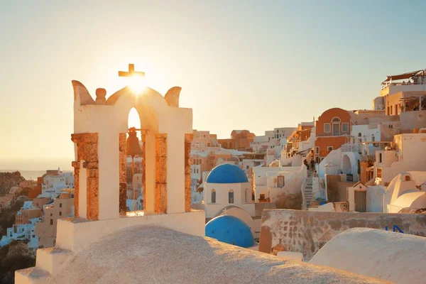 Coucher Soleil Sur Les Toits Santorin Avec Cloche Bâtiments Grèce — Photo