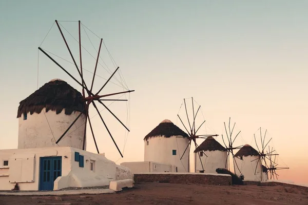 ギリシャのミコノス島の有名なランドマークとして風車 — ストック写真