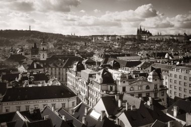 Prag, Çek Cumhuriyeti 'ndeki tarihi binalarla çatısı manzaralı.