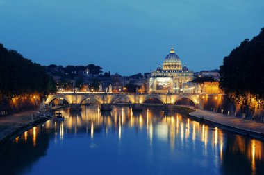 Roma 'da Vatikan Şehri St Peters Bazilikası ve Ponte Sant Angelo ile birlikte Tiber Nehri.