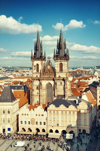 チェコの聖母教会とプラハのスカイライン屋上からの眺め — ストック写真