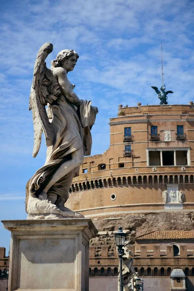 ローマのサンタンジェロ城天使像が閉じ — ストック写真
