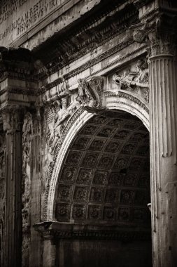 Kemer yolu. Tarihi binaların kalıntılarıyla Roma Forumu. İtalya.