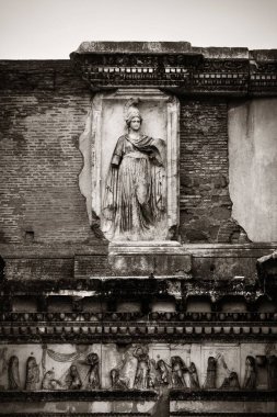 Roma Forumu kalıntıları tarihi binalar ve heykeller ile. İtalya.