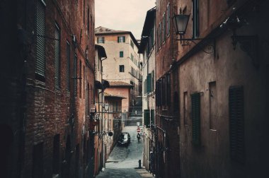Siena, İtalya 'da eski binalarla sokak manzarası.