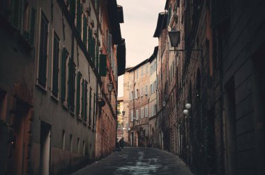 Siena, İtalya 'da eski binalarla sokak manzarası.