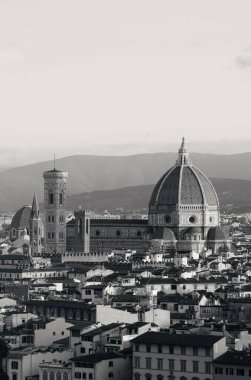 Floransa Katedrali. Şehir silueti Piazzale Michelangelo 'dan siyah beyaz görünüyor.