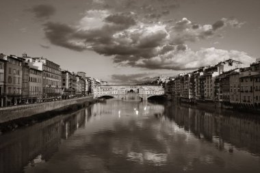 Ponte Vecchio Floransa 'da Arno Nehri üzerinde İtalya monokromda.