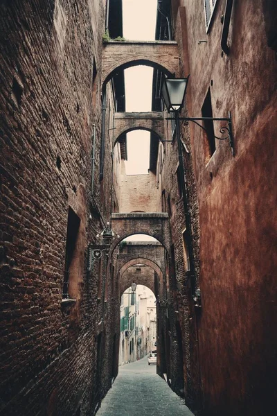 Straatzicht Met Oude Gebouwen Poort Siena Italië — Stockfoto