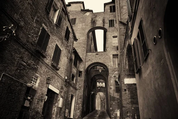 Gatuvy Med Gamla Byggnader Och Valv Siena Italien — Stockfoto