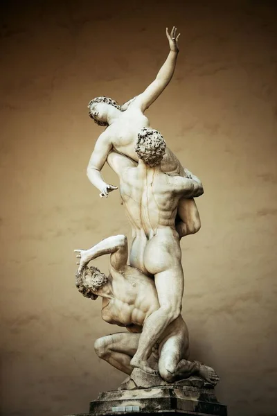 Статуя Изнасилования Сабинянок Джамболоньей Палаццо Веккьо Флоренции Италия — стоковое фото