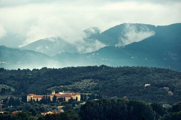 Mountain Cloud Rain Lucca Historic Buildings Italy — Stock Photo, Image
