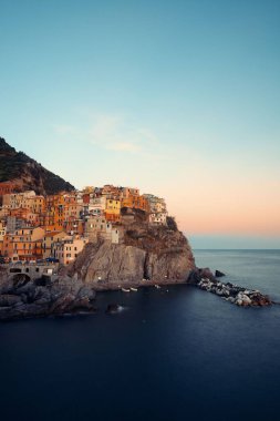 Manarola İtalya 'nın Cinque Terre kentindeki uçurumun üzerindeki binalarla Akdeniz' e tepeden bakıyor..