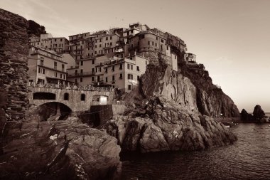 Manarola, İtalya 'nın Cinque Terre kentindeki uçurumun üzerindeki binalarla Akdeniz' e tepeden bakar. Siyah ve beyaz.