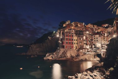 Riomaggiore rıhtım manzaralı Cinque Terre 'de geceleri binalar, İtalya.