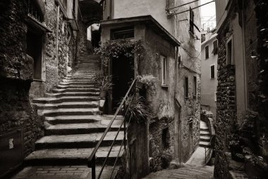 Cinque Terre, İtalya 'da tipik Riomaggiore sokak manzarası.