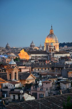 İtalya 'da geceleri antik mimari ile Roma çatısı manzarası. 
