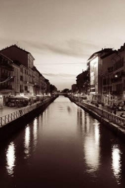 İtalya, Milano 'da restoran ve barlarla Naviglio Grande Kanalı gece hayatı.