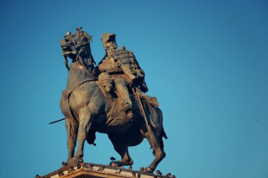 Katedral Meydanı 'ndaki Kral II. Victor Emmanuel Anıtı ya da İtalyanca Piazza del Duomo. Milan, İtalya.