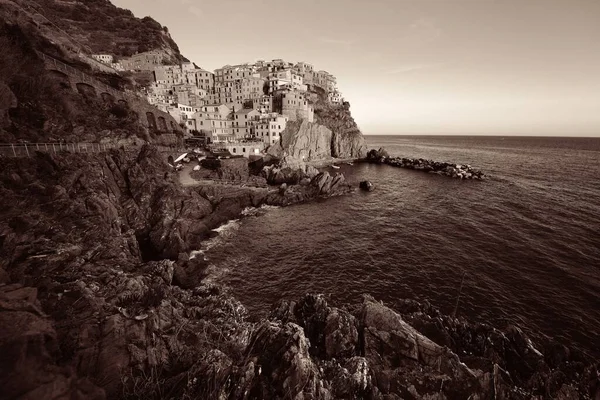 Manarola Kilátás Nyílik Földközi Tengerre Épületek Sziklafal Felett Cinque Terre — Stock Fotó