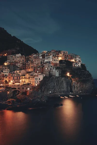 Манарола Дивиться Середземне Море Будинками Над Скелею Cinque Terre Вночі — стокове фото
