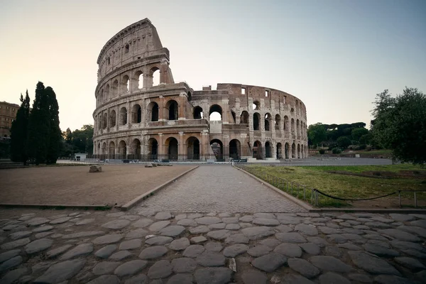 コロッセオはローマとイタリアの象徴的な建築物です — ストック写真