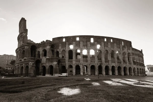 콜로세움은 단색으로 로마와 이탈리아의 상징적 건축물이다 — 스톡 사진