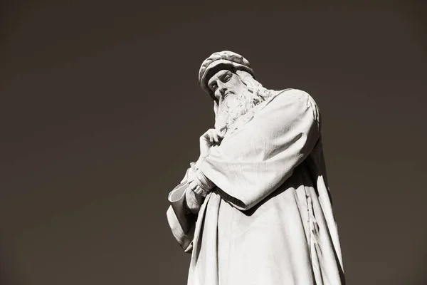 Monument Till Leonardo Vinci Svart Och Vitt Med Sin Staty — Stockfoto