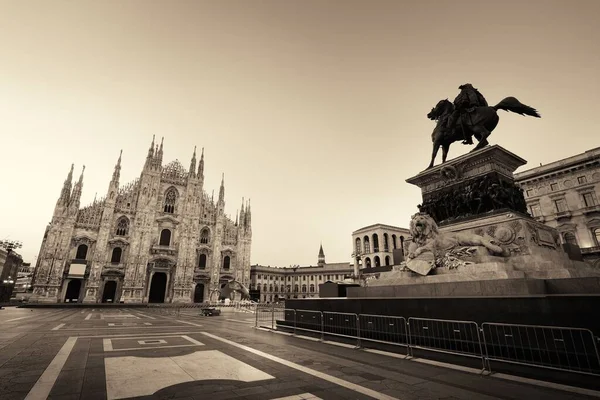 Pomnik Króla Wiktora Emmanuela Placu Katedralnym Lub Piazza Del Duomo — Zdjęcie stockowe