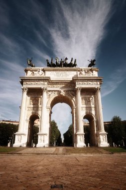 Barış Kemeri, veya İtalyanca Arco della Pace, Milano, İtalya.